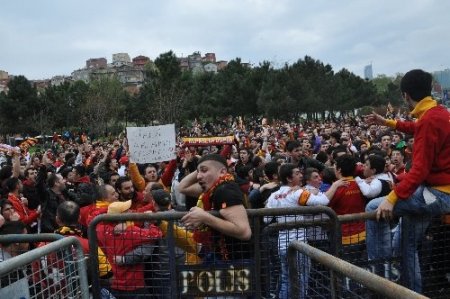 Galatasaray taraftarından 'Fatih Terim' eylemi