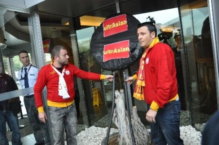Galatasaray taraftarından 'Fatih Terim' eylemi