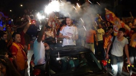 Galatasaray taraftarları Florya'da şampiyonluğu kutladı