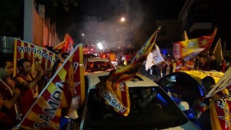 Galatasaray taraftarları Florya'da şampiyonluğu kutladı