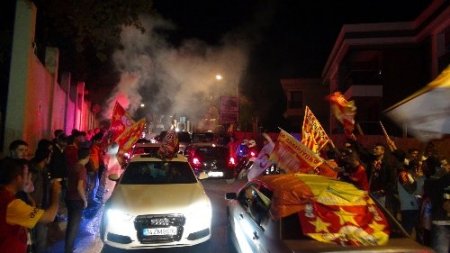 Galatasaray taraftarları Florya'da şampiyonluğu kutladı