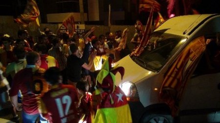 Galatasaray taraftarları Florya'da şampiyonluğu kutladı
