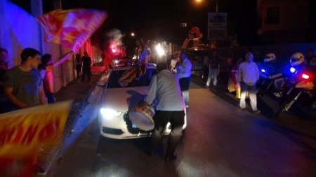 Galatasaray taraftarları Florya'da şampiyonluğu kutladı