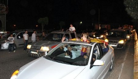 Galatasaray taraftarları Midyat’ta sokağa döküldü