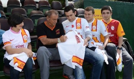 Galatasaray ‘Ülker Ayın Golü’ yarışmasının galibi yine Wesley Sneijder