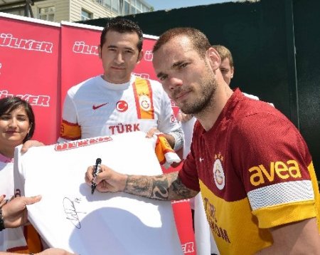 Galatasaray ‘Ülker Ayın Golü’ yarışmasının galibi yine Wesley Sneijder
