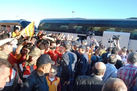Galatasaray’a Gaziantep’te meşale köprülü karşılama