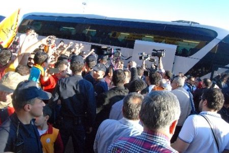 Galatasaray’a Gaziantep’te meşale köprülü karşılama