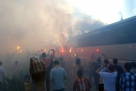 Galatasaray’a Gaziantep’te meşale köprülü karşılama