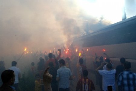 Galatasaray’a Gaziantep’te meşale köprülü karşılama