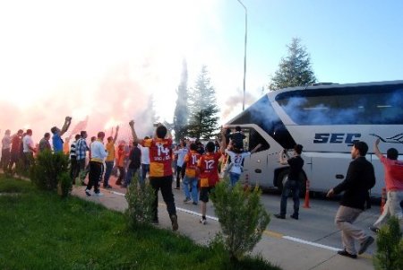 Galatasaray’a Gaziantep’te meşale köprülü karşılama