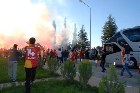 Galatasaray’a Gaziantep’te meşale köprülü karşılama