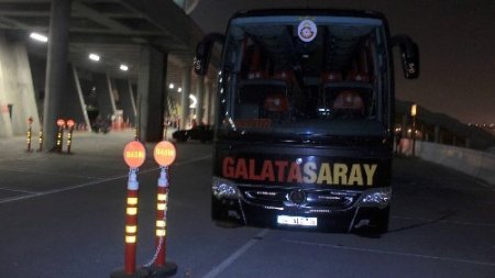 Galatasaray'da takım otobüsü statta bırakıldı
