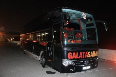 Galatasaray'da takım otobüsü statta bırakıldı