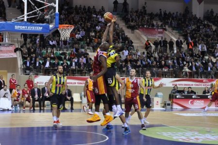 Galatasaray'ı 63-57 yenen Fenerbahçe Ülker Türkiye Kupası'nın sahibi oldu (1)