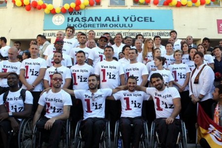 Galatasaraylı basketbolculardan Vanlı çocuklara moral