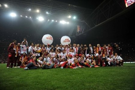 Galatasaraylı futbolculardan statta şampiyonluk turu