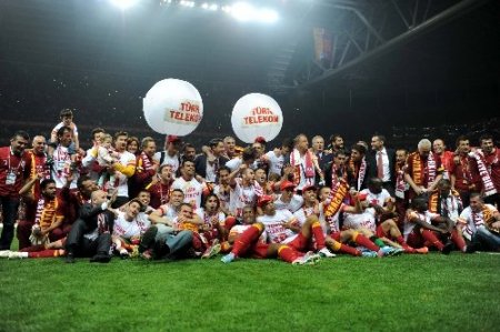 Galatasaraylı futbolculardan statta şampiyonluk turu