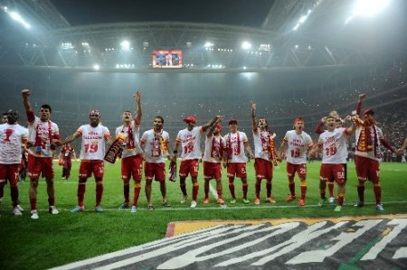 Galatasaraylı futbolculardan statta şampiyonluk turu