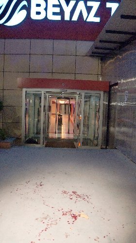 Galatasaraylılar Beyaz TV'yi bastı