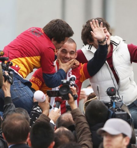 Galatasaraylılardan Sneijder’a coşkulu karşılama