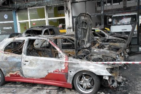 Galericiler Sitesi'ndeki Yangında 30 Araç Hasar Gördü