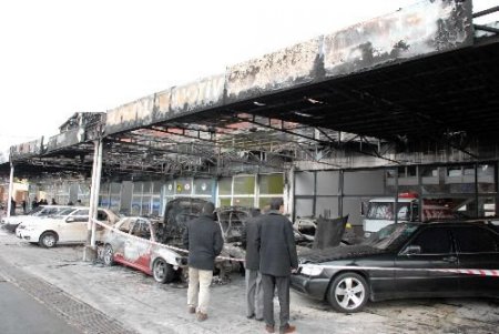Galericiler Sitesi'ndeki Yangında 30 Araç Hasar Gördü