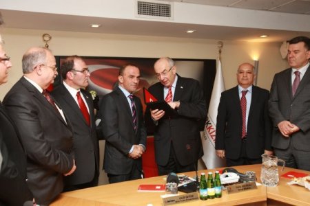 Galip Öztürk'e Kızılay Merhamet Madalyası