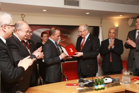 Galip Öztürk'e Kızılay Merhamet Madalyası