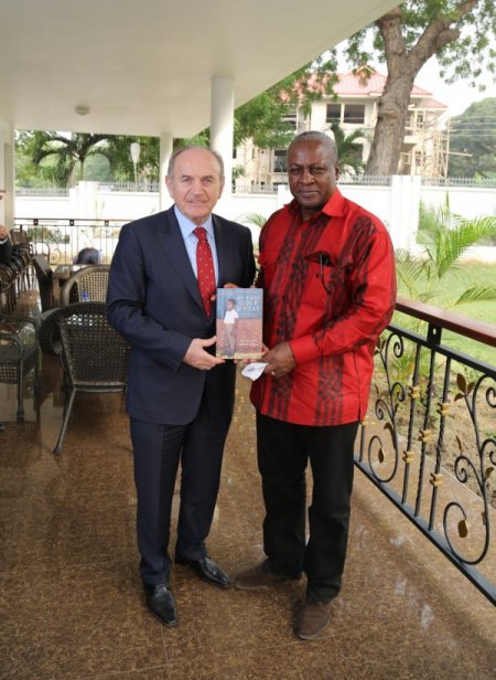 Gana Cumhurbaşkanı, Topbaş’a kitap hediye etti