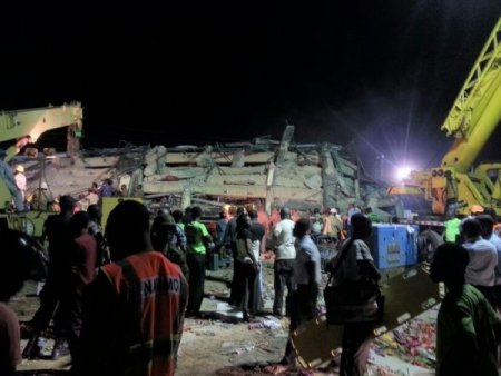 Gana'da 6 katlı AVM çöktü: 2 ölü