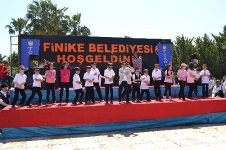 Gangnam Style şovlu 23 Nisan kutlaması