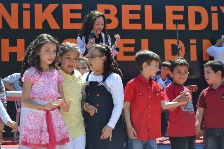 Gangnam Style şovlu 23 Nisan kutlaması