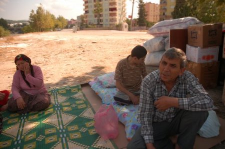 Gani ailesi, çınar ağacı altında yaşam mücadelesi veriyor