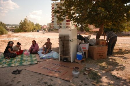 Gani ailesi, çınar ağacı altında yaşam mücadelesi veriyor