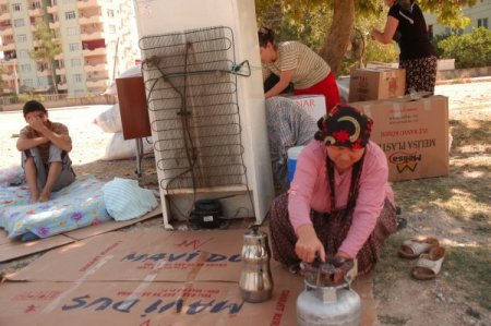 Gani ailesi, çınar ağacı altında yaşam mücadelesi veriyor