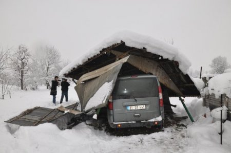 Garaj Çatısında Biriken Kar, Çatı Tartamayınca Aracın Üstüne Çöktü