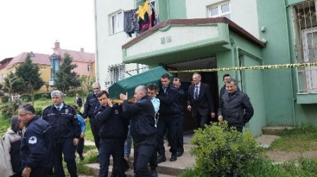 Gardiyanın cenazesini arkadaşları taşıdı