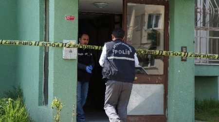 Gardiyanın cenazesini arkadaşları taşıdı