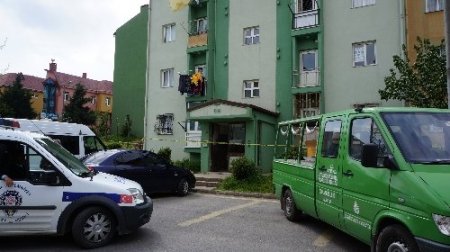 Gardiyanın cenazesini arkadaşları taşıdı