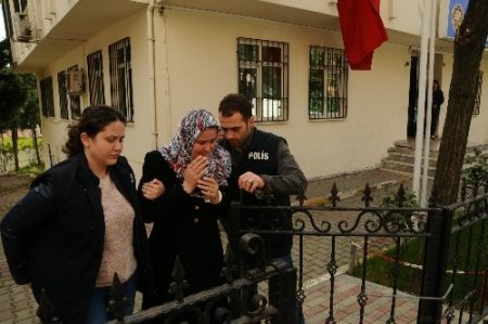 Gardiyanın cenazesini arkadaşları taşıdı