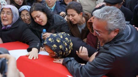 Gardiyanların naaşı, gözyaşları arasında memleketlerine uğurlandı