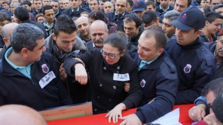 Gardiyanların naaşı, gözyaşları arasında memleketlerine uğurlandı