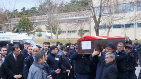 Gardiyanların naaşı, gözyaşları arasında memleketlerine uğurlandı
