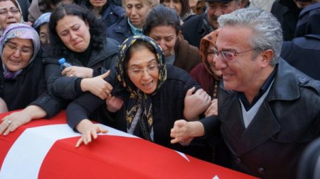 Gardiyanların naaşı, gözyaşları arasında memleketlerine uğurlandı