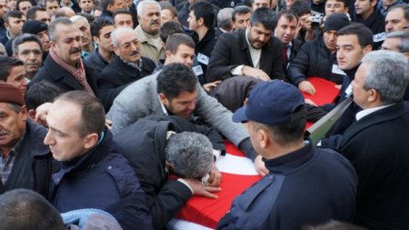 Gardiyanların naaşı, gözyaşları arasında memleketlerine uğurlandı