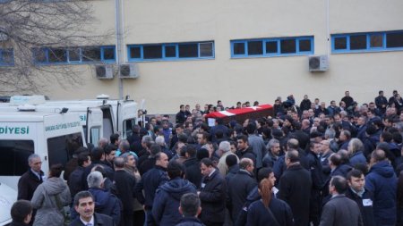 Gardiyanların naaşı, gözyaşları arasında memleketlerine uğurlandı