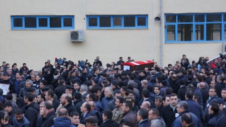 Gardiyanların naaşı, gözyaşları arasında memleketlerine uğurlandı