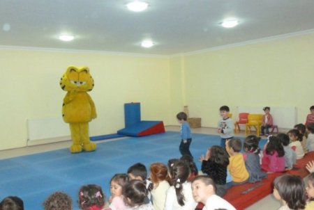 Garfield, öğrencileri ziyaret etti