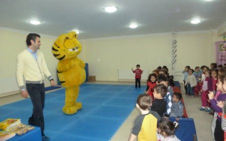 Garfield, öğrencileri ziyaret etti